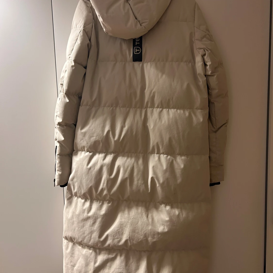 Beige lång dunjacka från Tenson - 1