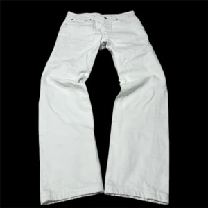 Vita levis jeans - Fina vita levis jeans i bra skick, pris kan diskuteras