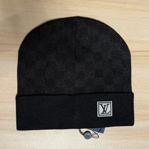 Svart rutig mössa  - Säljer en snygg hely oanvänd svart rutig mössa. Jag erbjuder att rimligt pris för mössan och postar inom kort. Kom dm för frågor👍🏼