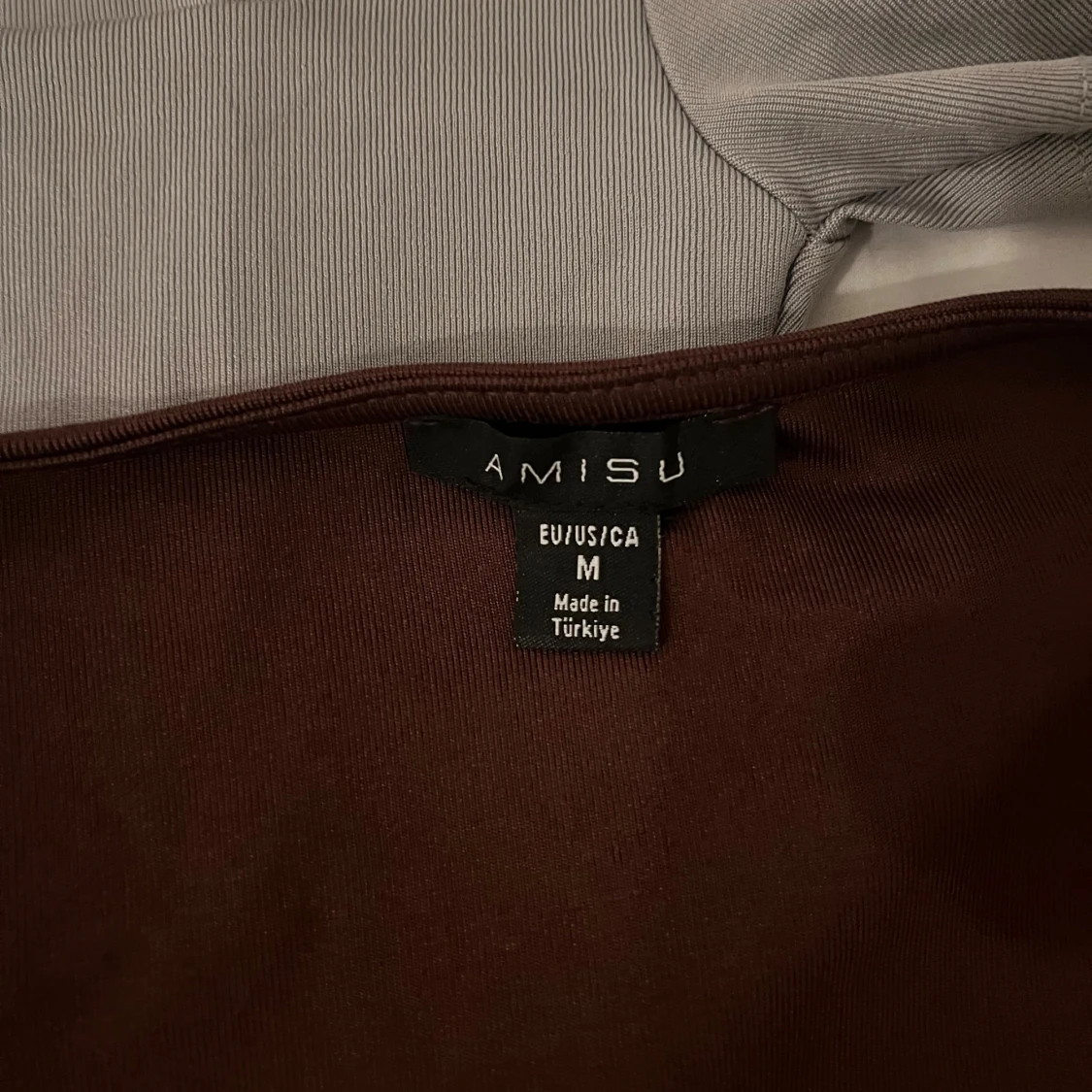 Tre toppar med fyrkantig hals från New Yorker  - 1