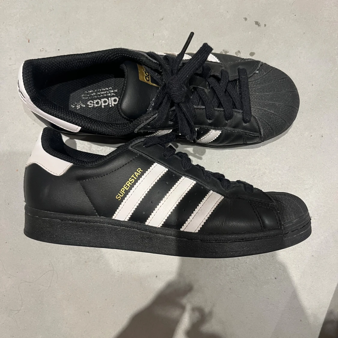 Adidas Superstar svarta sneakers