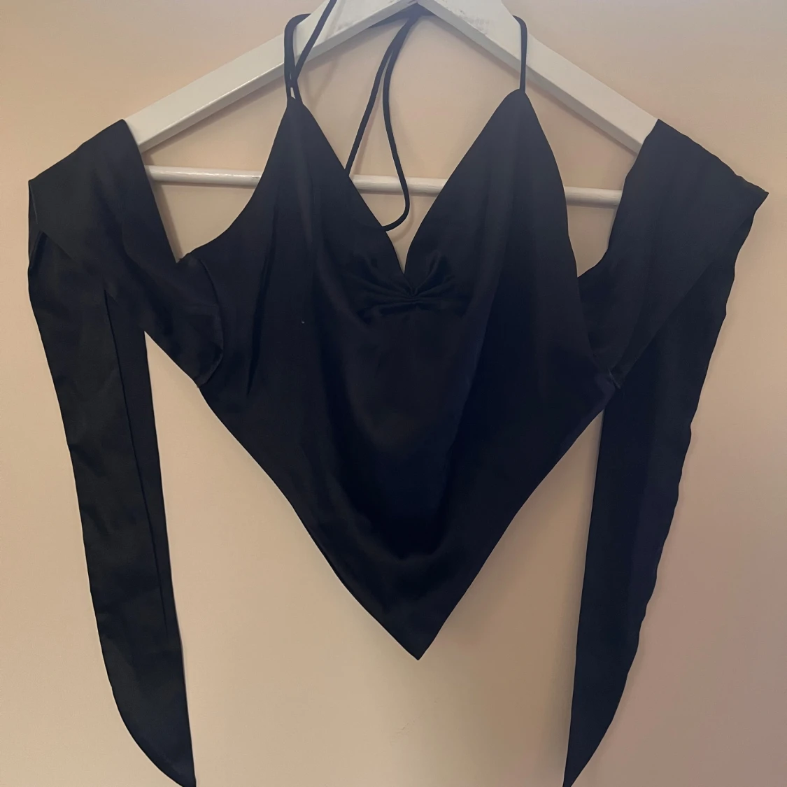 Svart omlottopp i satin från Cider - 2