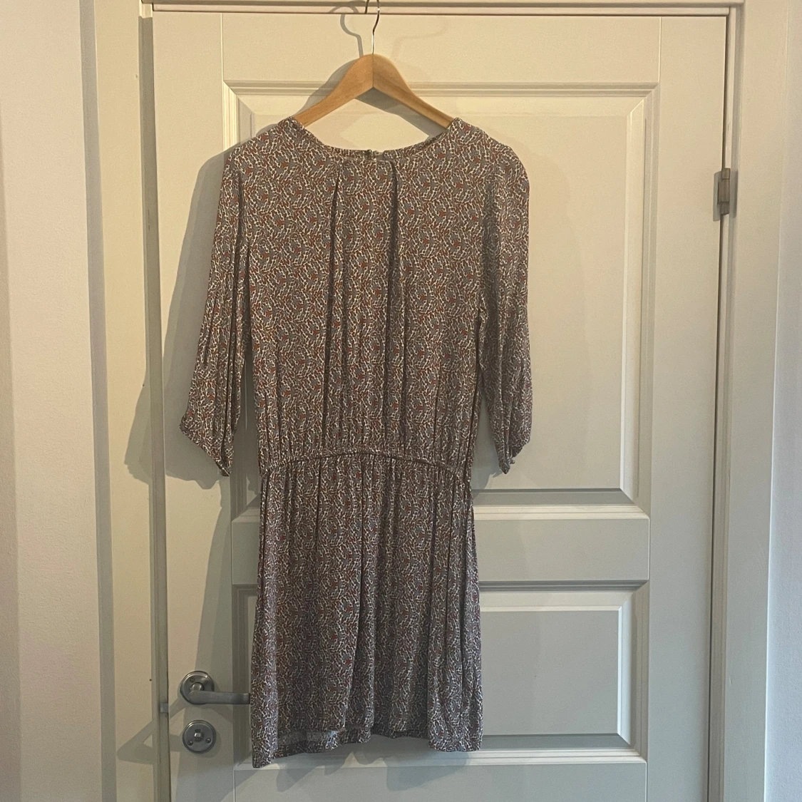 Mönstrad kortklänning Pernilla Wahlgren