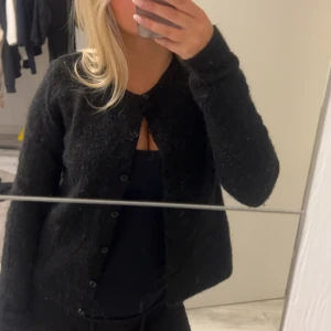 Kofta Gina tricot  - Kofta från Gina storlek S. Liten i storleken skulle jag säga. Använd enstaka gånger. 💕