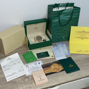 role klocka  - den är helt ny allt i bilden kommer med den är 41 mm datejust i rosegold och green dial tar byten och pris kan alltid diskuteras 