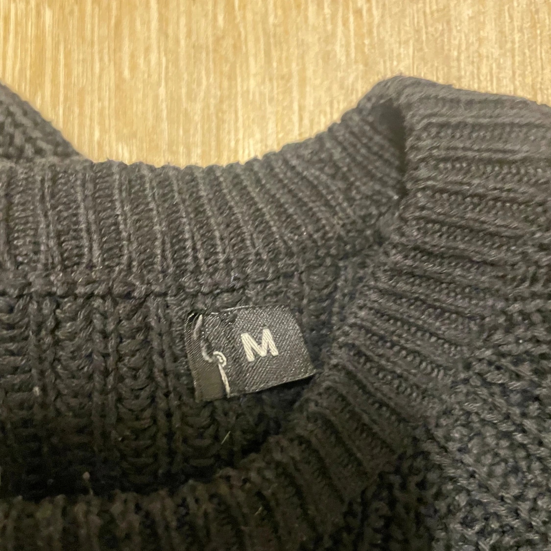 Svart stickad tröja i medium - 1