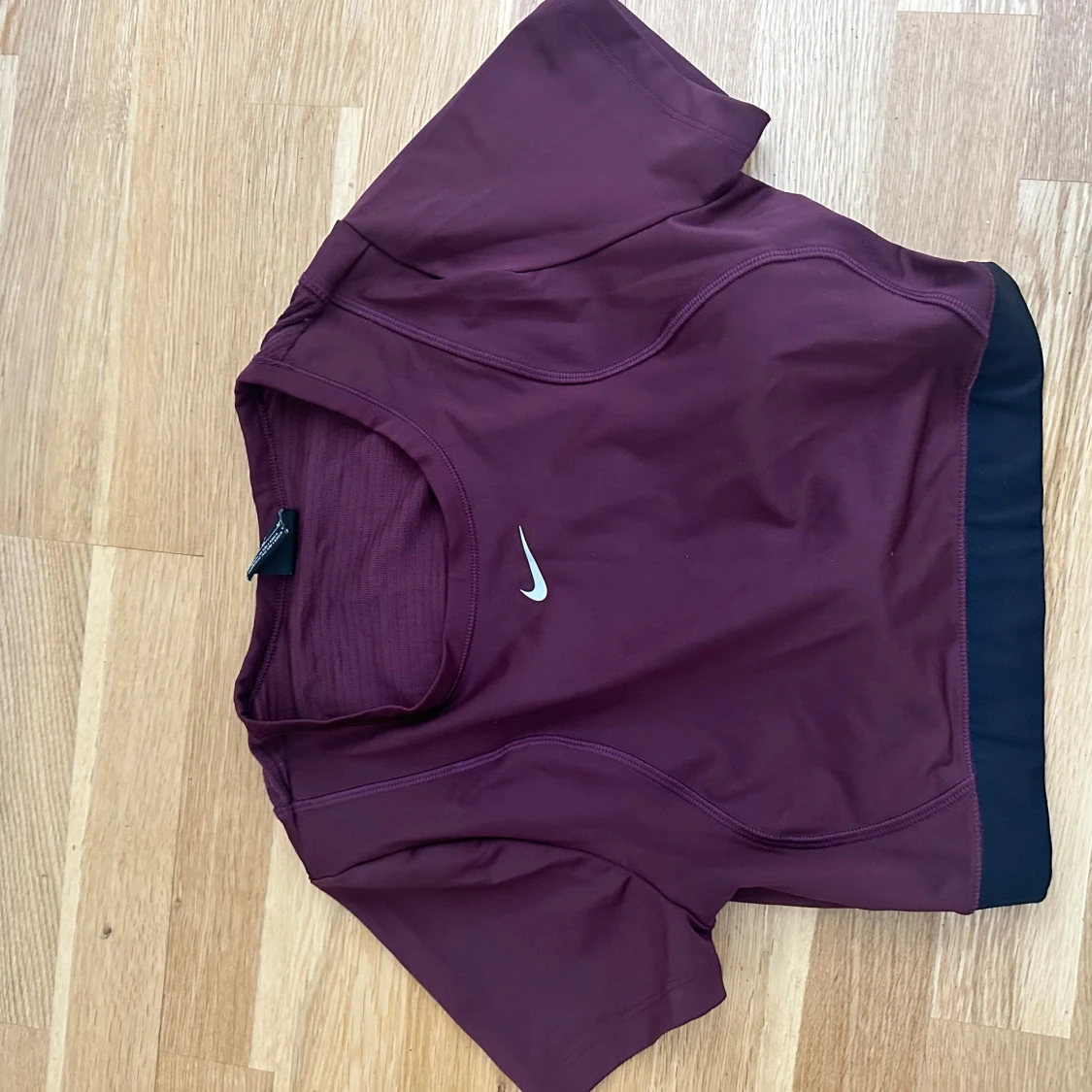 Vinröd croppad träningstopp från Nike