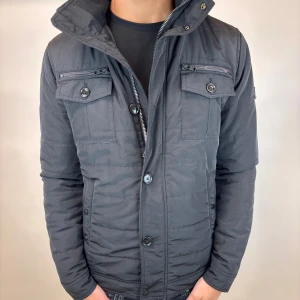 J.Lindeberg Jacka  - Hej! Säljer nu denna väldigt snygga och eftertraktade J.Lindeberg Fieldjacka!  Jackan är slutsåld överallt och går inte att få tag på… jackan är perfekt nu till hösten/vintern  Storlek M Ny pris: 6000 kr Säljs för: 1899 kr 