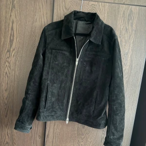 Mocka Jacka  - En Mocka jacka från Rock and blue i väldigt fint skick. Nypris 1900kr. Den är tung och tjocka dragkedjor, väldigt skön att bära och en snygg jacka. Storlek M