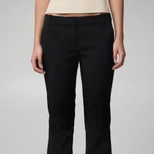 Svarta kostymbyxor med rak passform - Stilrena svarta kostymbyxor med klassisk rak passform och bälteshällor. Perfekta för en clean och snygg look. Byxorna har midwaist och är tillverkade i ett mjukt material som ger en dressad känsla.