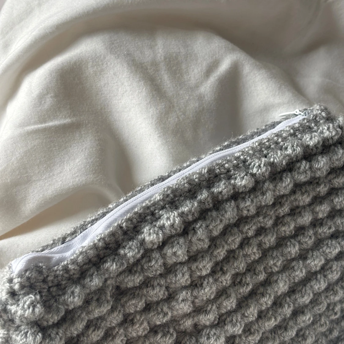 Grå virkad necessär med dragkedja - 1