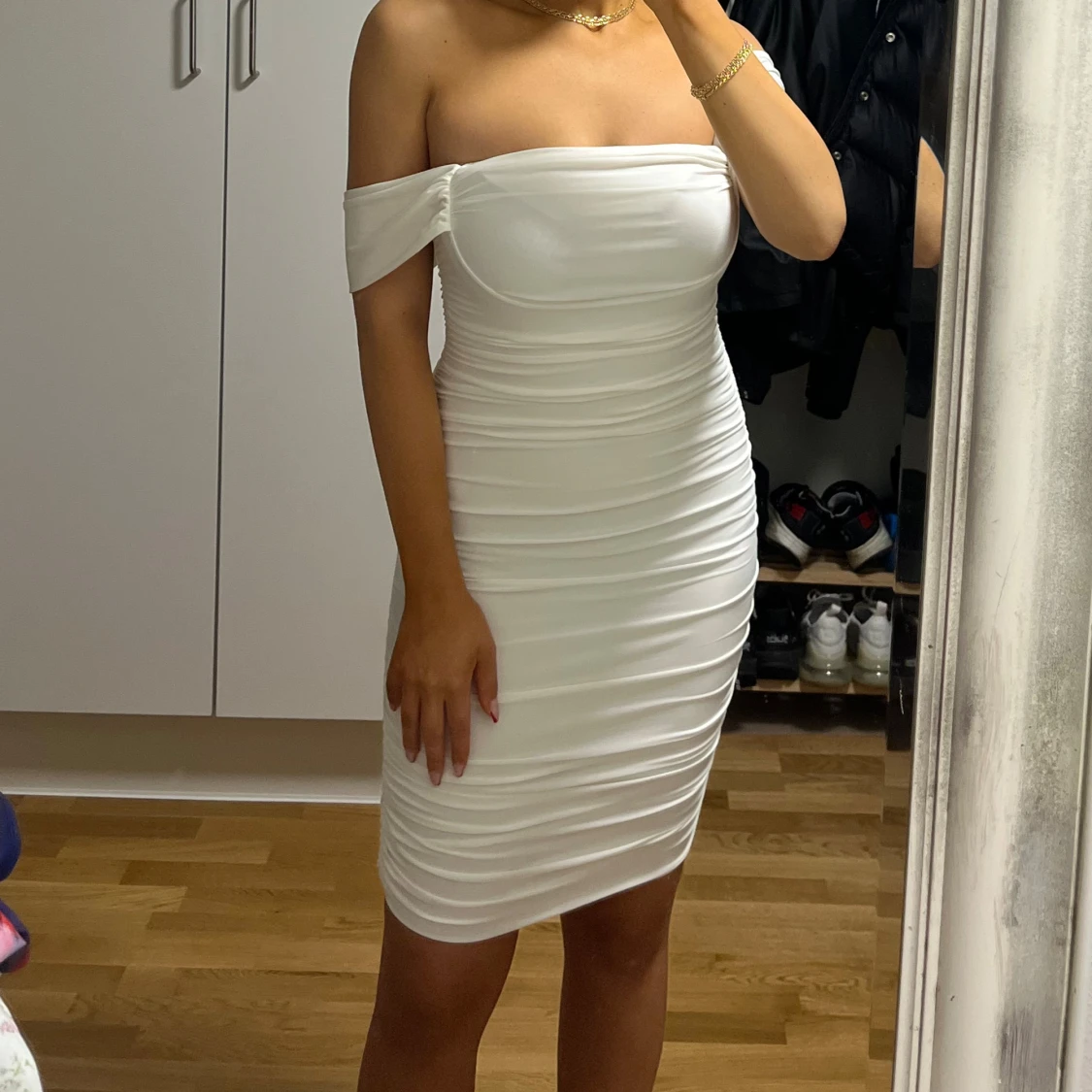 Vit offshoulder kortklänning