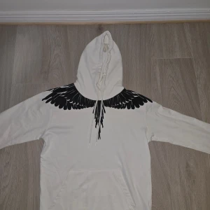 Marcelo Burlon Hoodie - Säljer nu en vit hoodie ifrån Marcelo Burlon i mycket fint skick. Med QR-scan. Strl M