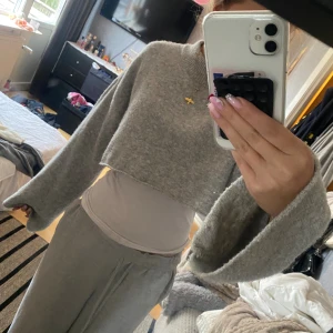 Grå stickad tröja från Monki - Superfin grå stickad tröja från Monki i storlek S. Den är croppad och har en mysig, oversized passform med långa ärmar. Perfekt för höst och vinter när du vill vara både stilren och bekväm. 🧶✨