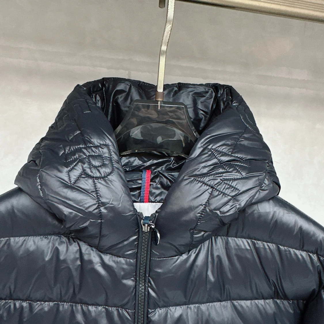 Svart Moncler pufferjacka med huva - 4