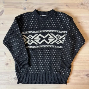 Stickad sweatshirt - Stickad tröja ifrån okänt märke. Den är i mycket fint skick och i storlek L. Hör gärna av er vid frågor och funderingar!🤗