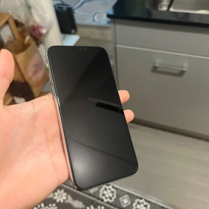 iPhone X 64GB - Snygg iPhone X med 64GB lagring, i silver. Skärmen och baksidan ser ut att vara i mycket gott skick utan synliga repor eller skador. Batterihälsa på 91%. Perfekt för dig som vill ha Face ID, dubbla kameror och snabb prestanda. Levereras rensad och redo att användas.