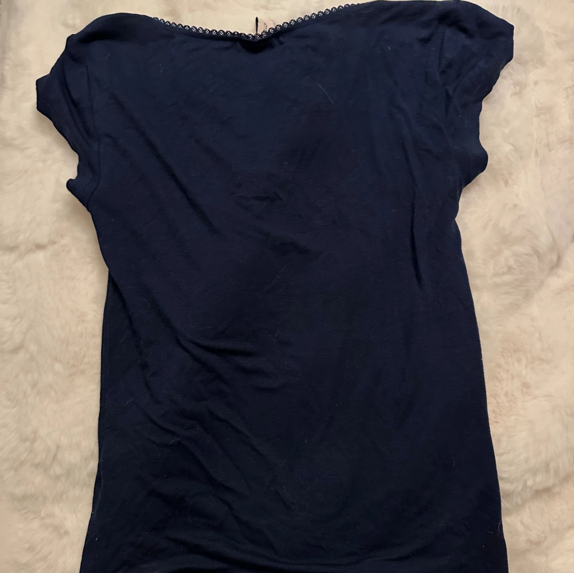 Mörkblå v-ringad topp med spetskant från Nelly - 1