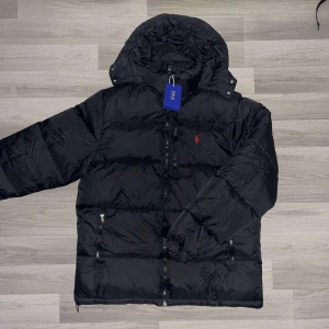 Polo Ralph lauren puffer jacka  - Den är väldigt skön och varm perfekt nu inför vintern och den är väldigt stilig
