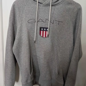 Grå hoodie från GANT - Grå hoodie storlek M 