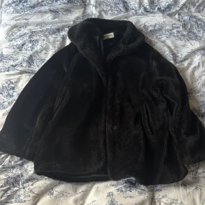 vintage faux fur coat - the size is estimated but ive included a picture of how it looks on me and i normally wear a size small