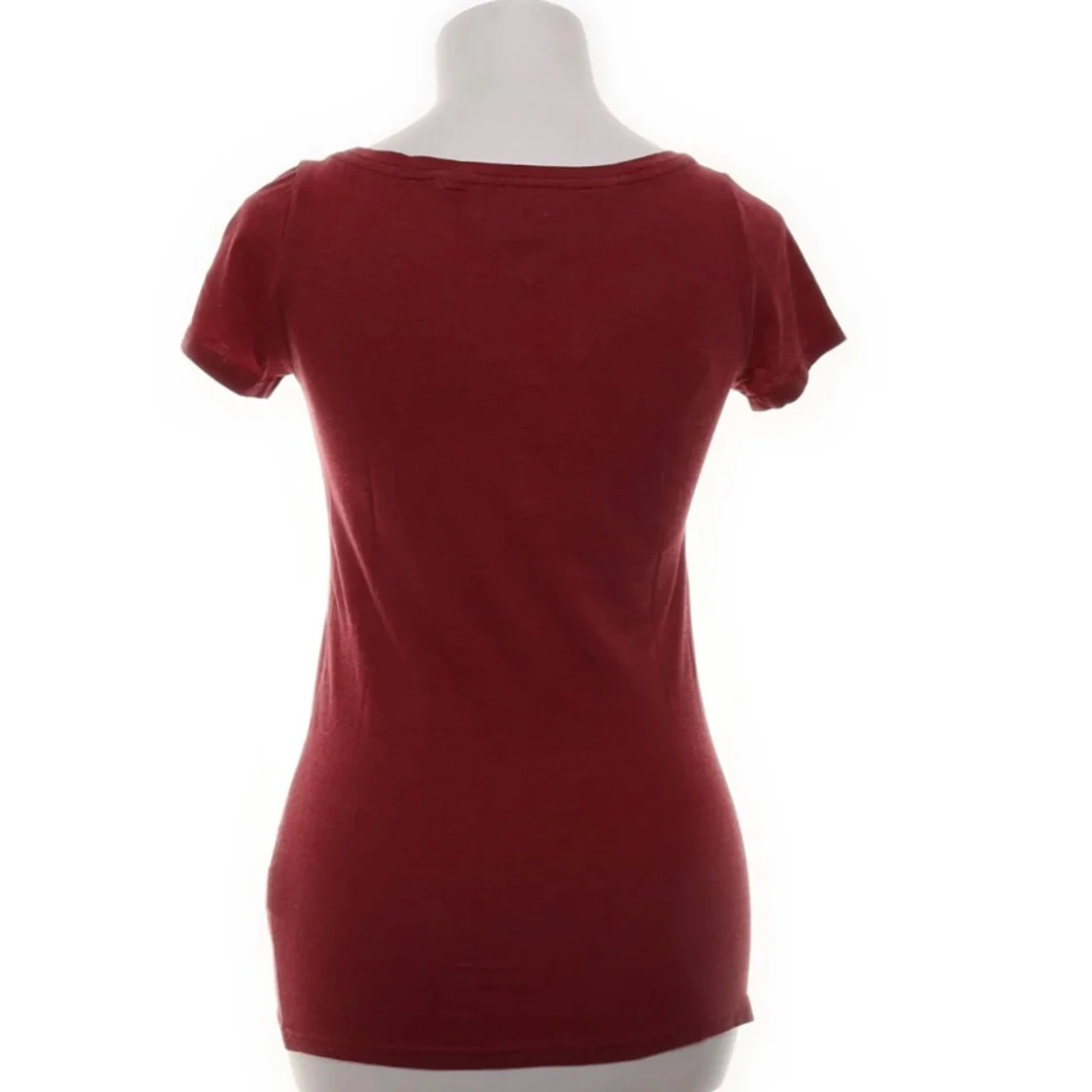 Vinröd t-shirt från Hilfiger Denim - 1