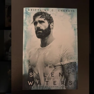 The Silent Waters - En gripande bok med ett stilrent omslag som lockar unga vuxna. 'The Silent Waters' är tredje delen i The Element Series och bjuder på känslor, relationer och dramatik. Perfekt för dig som gillar starka berättelser och romantik.