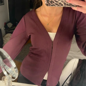 Mörkröd topp från Nelly - Waist focus cardigan från Nelly som aldrig har använts men har tyvärr ingen prislapp kvar. Storlek xxs men skulle säga att den passar alla mellan storlekarna xxs- s.