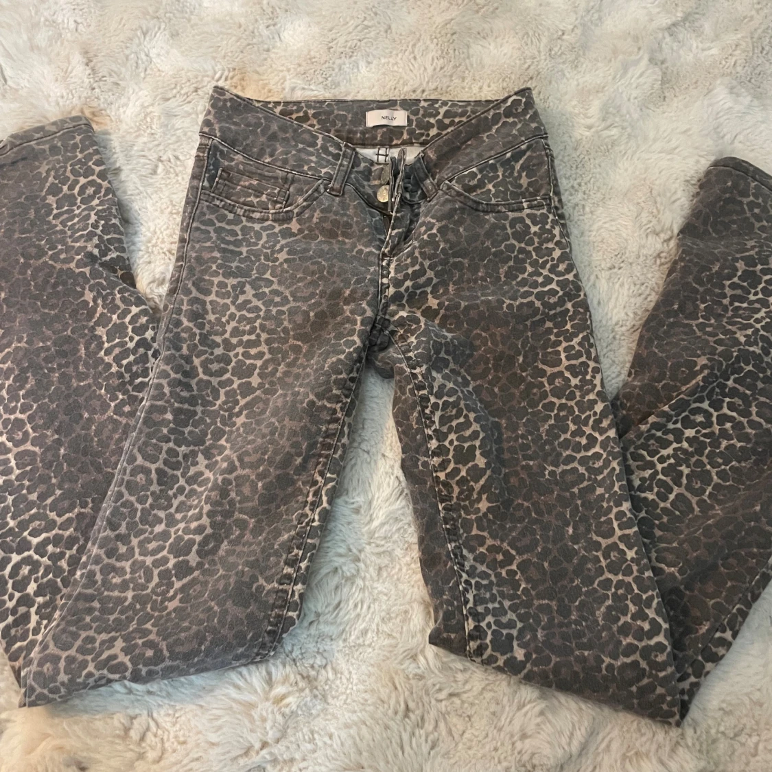 Leopardmönstrade bootcut jeans från Nelly - 1