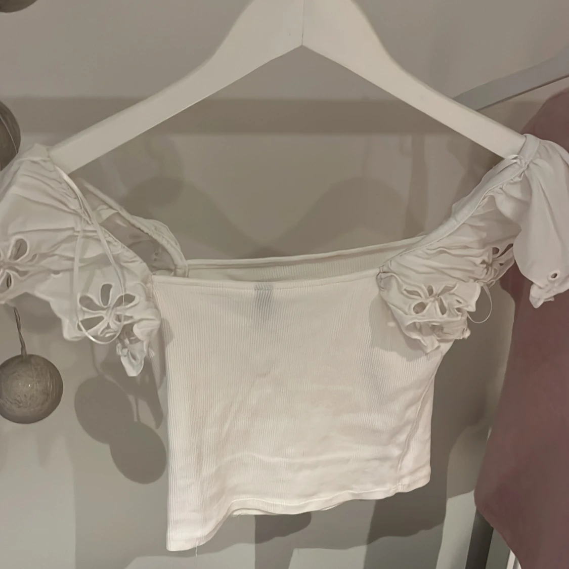 Vit söt topp från hm med korta volang ärmar