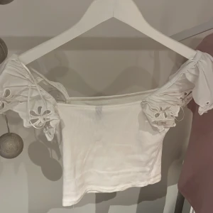 Vit söt topp från hm med korta volang ärmar - Supersöt vit topp med korta volang ärmar, lite åt de kortade hållet!