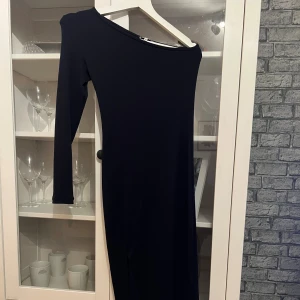 Svart långklänning med one shoulder - Mjukt material. Sitter åt över bröstet så den glider inte ner 