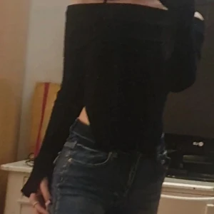 Off-shoulder tröja - Säljer denna jätte fina off-shoulder tröja. Den har slits både i ärmarna och midjan🩷