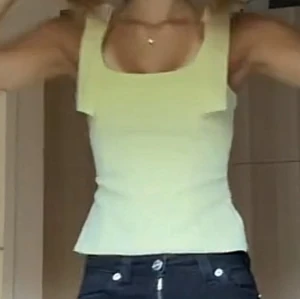 Gult linne med rosetter - Snyggt gult linne från Zara med rosetter på banden❤️endast använt 1-2 gånger och har inga tecken på användning😊