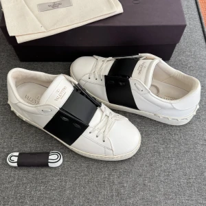 Valentino Open | 41 - Valentino Open sneakers | Nyskick! | Storlek 40 men passar 40-41 | Original box, dustbag samt extra skosnören ingår! | INGA BYTEN | Fraktar spårbart eller möts upp i Täby