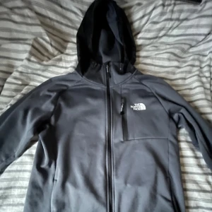 Grå hoodie från The North Face - Jag säljer min gråa hoodie från The North Face då jag inte har någon användning av den. Den är i mycket bra skick, perfekt in för vinter för att hålla sig varm.