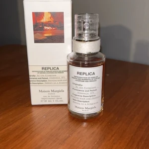 By the fireplace - Mycket kvar i flaskan! Luktar gott och nästan som när man grillar marshmallows. 30ml