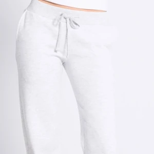 Mjukisbyxor  - Superbekväma ljusgrå mjukisbyxor med bred resår i midjan och snörning framtill. Byxorna har raka ben och sidofickor, perfekta för en avslappnad stil. Tillverkade i mjuk bomullsmix som känns skön mot huden. Endast använda två gånger