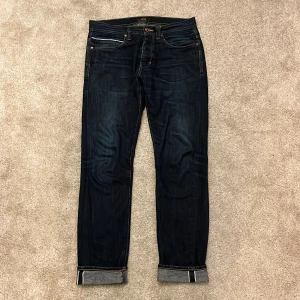 Neuw Selvedge jeans - Hej! Säljer mina personliga favorit selvedge jeans från Neuw i 100% bomull! Jeansen har börjat få riktigt snygga fades! Nypris ligger på 2700kr. Modellen heter Lou slim och är Neuws mest populära modell på jeans! Vill man ändra färgen och en fetare tvätt och fade så gäller det bara att man använder dessa i flera månader och tvättar runt 1 gång i månaden tex! Storleken är 31/32 och sitter perfekt på mig som är 181cm och väger 68kg! Skriv vid minsta intresse av köp! Mvh DC 🔹
