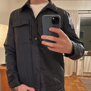 J.Lindeberg jacka mörkblå  - Säljer denna sjukt snygga jackan från J.Lindeberg⭐️ Färgen är mörkblå och storleken är L✅ Den har inga defekter och skicket är utomordentligt🙌🤝 Sjukt najs passform och passar perfekt till hösten🍁🙌 Tveka inte på att höra av er dig vid minsta fråga eller fundering😊