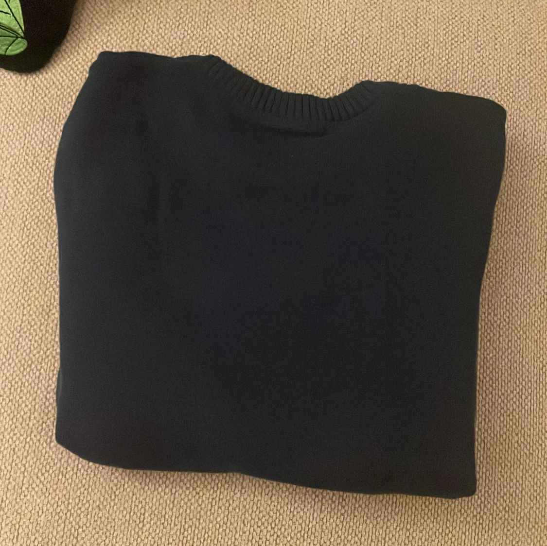 Mörkblå jultröja med snowboardande tomte - 1