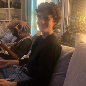 Svart långärmad tröja i bomull - Säljer en stilren svart långärmad tröja i mjuk bomull. Tröjan har en klassisk rund hals och normal passform, perfekt att matcha med jeans eller chinos. Enkel och clean look som funkar till många olika stilar.