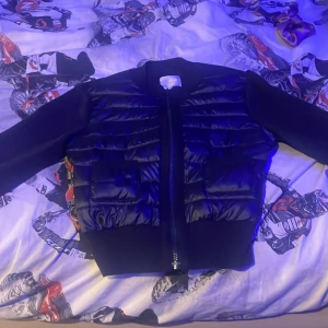 Svart puffer bomberjacka med fickor - Säljer en svart jacka från Gina.med quiltad framsida och två s fickor. Den är mörk blå och vi kan snacka om priset!❤️