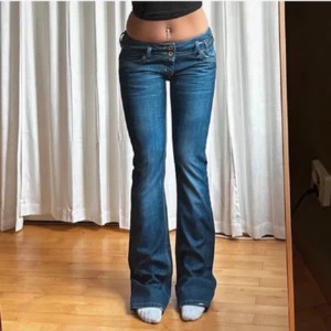 Blå bootcut jeans från LTB - Snygga blå jeans från LTB med låg midja och bootcut-ben. De första bilderna är inte mina, men eftersom jeansen var lite stora på mig tog jag med bilderna så man kan se hur de ska se ut när de sitter rätt! Storlek S-M. Midjemått: 40 cm. Innerbenslängd: 82cm. Mätt platt rakt över.