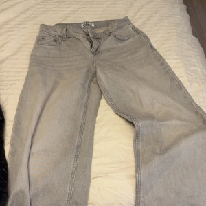 Low waistOnly jeans - Säljer ett par svin snygga lågmidjade baggy only jeans som inte kommit till användning❣️dom har vanliga fickor storlek XS, aldrig använt ❣️❣️