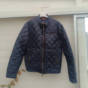 Morris jacka  - En snygg Morris jacka i storlek M. Perfekt nu inför hösten eller senare i vår! Mycket bra skick. Pris kan diskuteras 