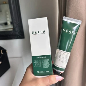 Heath Hand Salve 75ml - Handsalva från Heath 🖤Innehåller pollustop och sheasmör för att återfukta och skydda händerna. Vegansk och 92,3% naturlig formula, perfekt nu till vintern