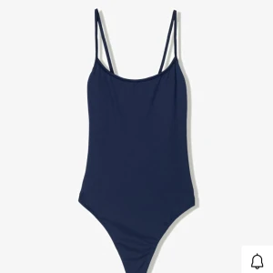 Marinblå body - HELT NY OCH OANVÄND!