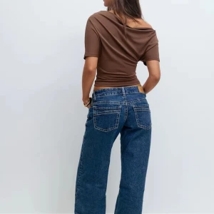 Ultra low wide jeans - Ultra low wide jeans från Gina tricot. Säljer då dom är för små, använda 3 gånger. Storlek 38 men liten i storlek så passar snarare en 36 möjligtvis 34. Nypris 399kr