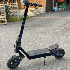 Kukirin G2 El-scooter - Kukirin G2 el-scooter med robust ram och stora däck för stabil körning. Utrustad med digital display. Viss kosmetisk slitage syns på handtaget och fotplattan, men i övrigt ser den ut att vara i gott skick. Perfekt för pendling eller fritid.det bakre Däcket är slitet och kommer behöva bytas men båda däcken är punkteringsfria. Elsparken har gått cirka 1500 km och säljs därför för ett rättvist pris finns o hämta i Tyresö . Stockholm 